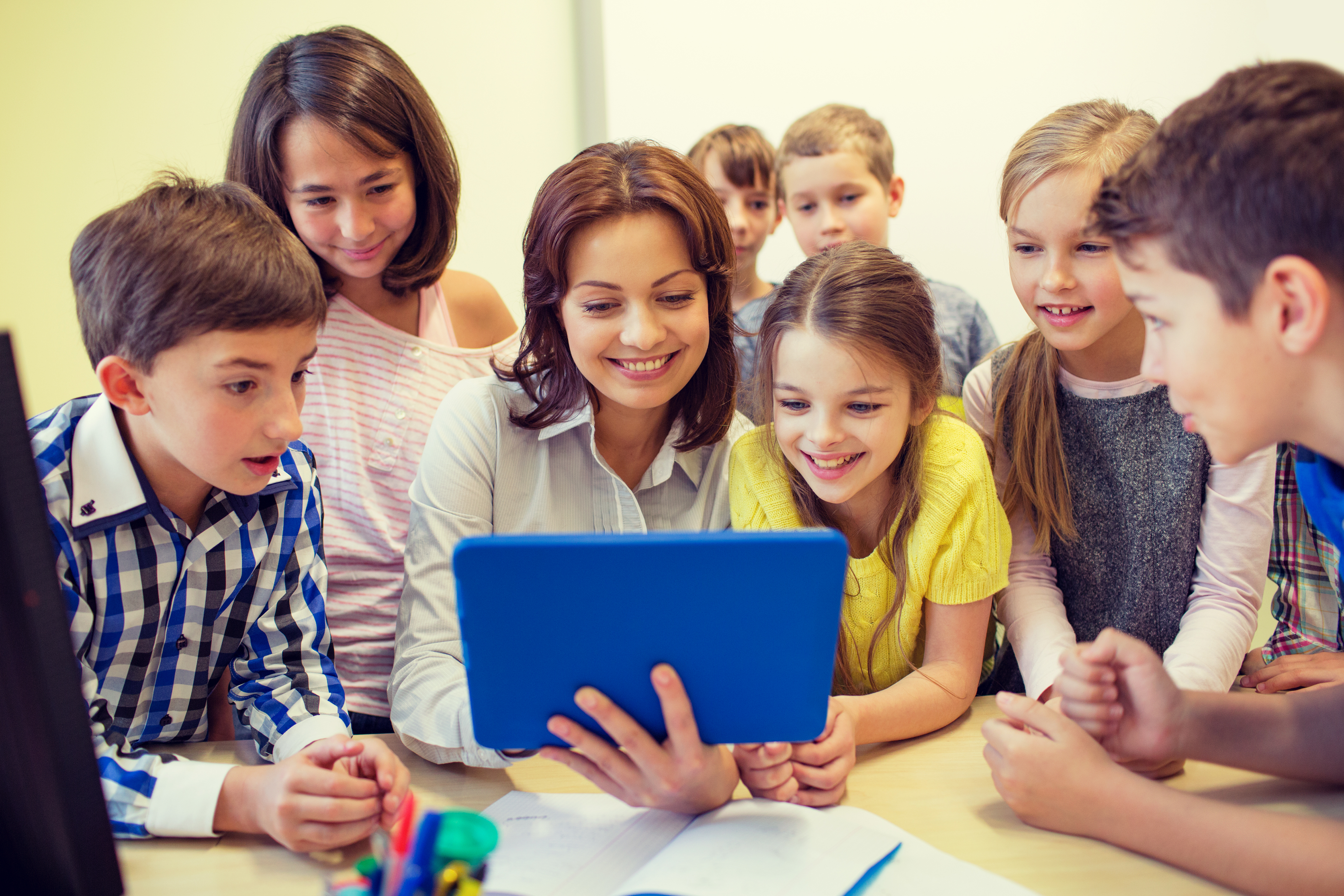 group d'enfant qui regardent une tablette