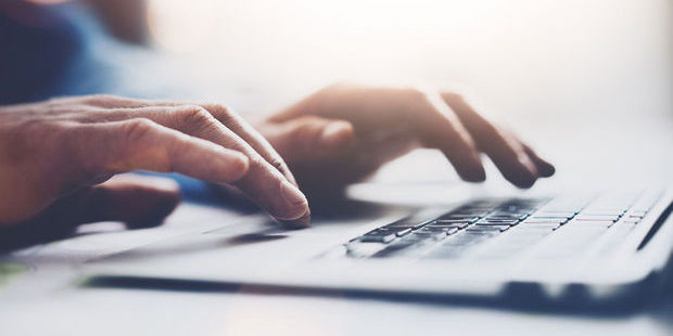 une personne qui utilise un clavier